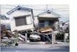 大震災で１階がつぶれた民家（写真）