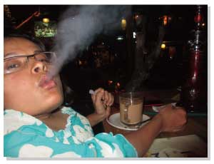 Barでたばこを吸っている写真。へへ v(^o^)v