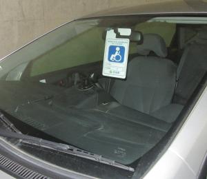 利用証を車内のルームミラーに掛けて表向きに表示した写真
